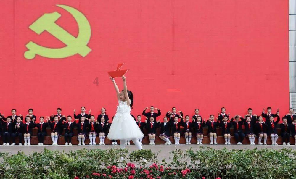 一个女人爱上一个已婚男人，但是她没有打扰过他生活，默默的藏在心里，可以说是懦弱吗？